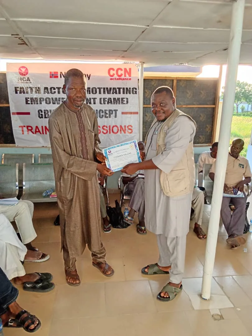 Two participants standing with a certificate